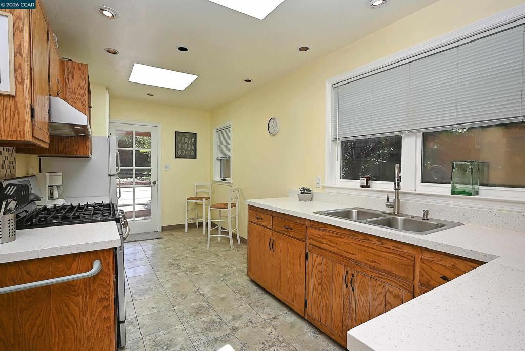 Image 13 of property listing at 925 North Rd, Belmont, CA 94002