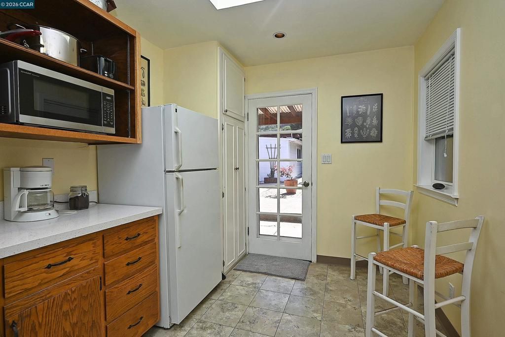 Image 15 of property listing at 925 North Rd, Belmont, CA 94002