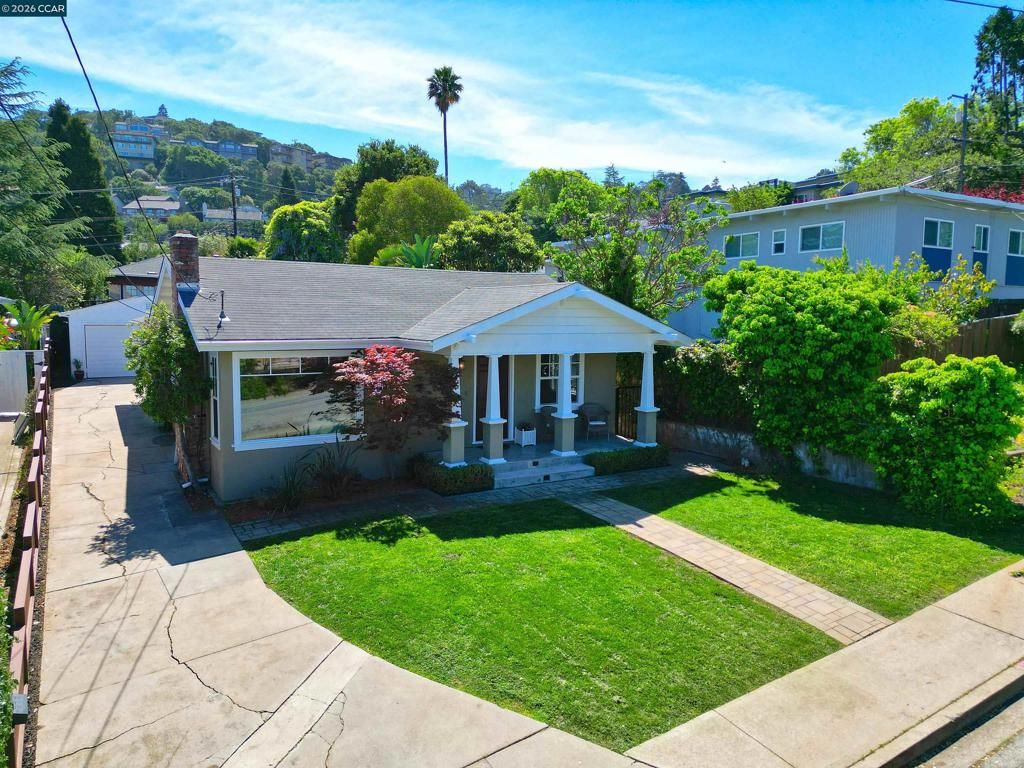 Image 3 of property listing at 925 North Rd, Belmont, CA 94002