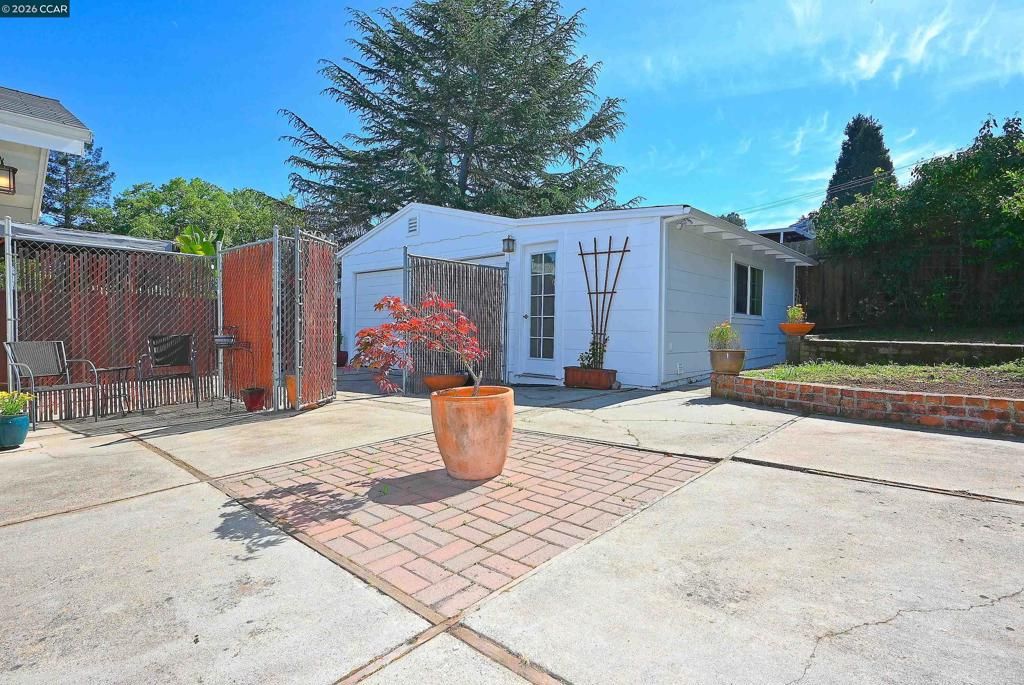 Image 31 of property listing at 925 North Rd, Belmont, CA 94002