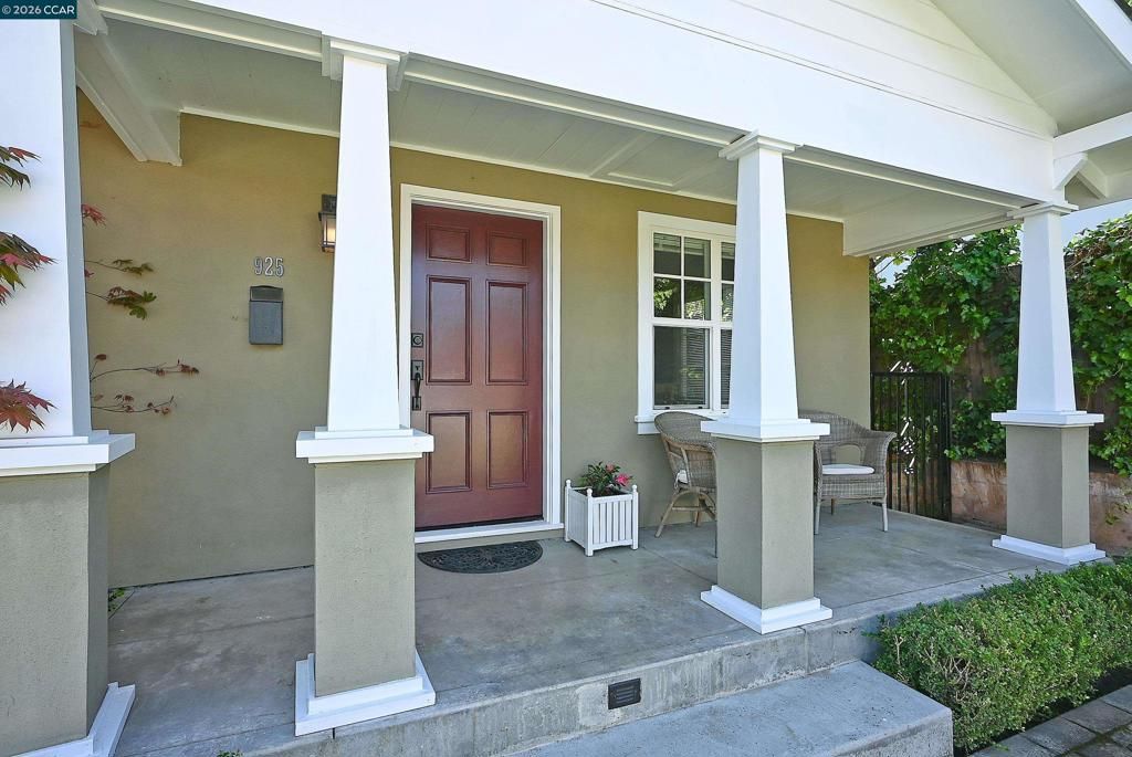 Image 4 of property listing at 925 North Rd, Belmont, CA 94002