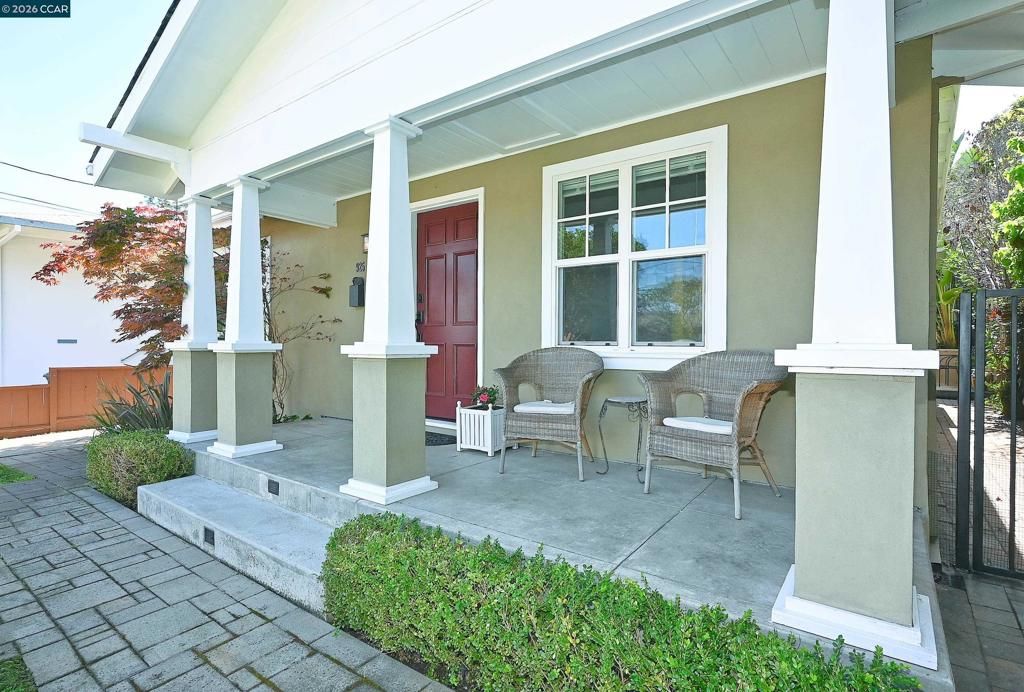 Image 5 of property listing at 925 North Rd, Belmont, CA 94002