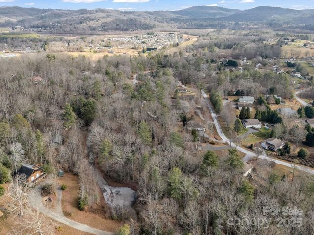 17 Maple Leaf Drive, Hendersonville, NC 28792