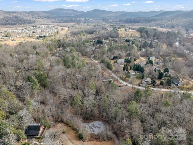 17 Maple Leaf Drive, Hendersonville, NC 28792