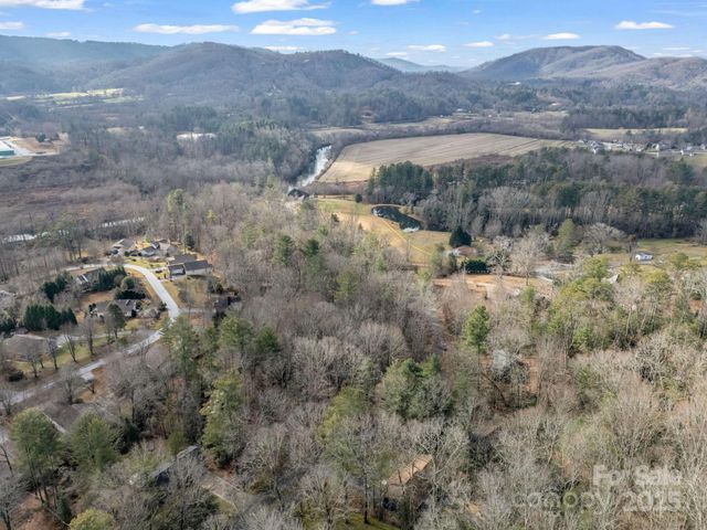 17 Maple Leaf Drive, Hendersonville, NC 28792