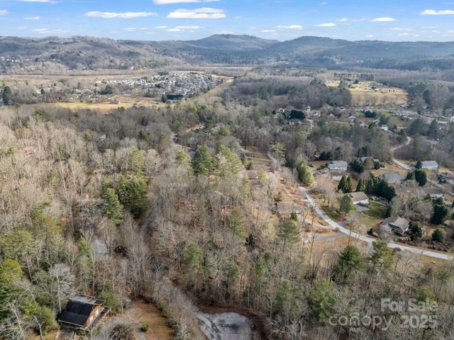 17 Maple Leaf Drive, Hendersonville, NC 28792