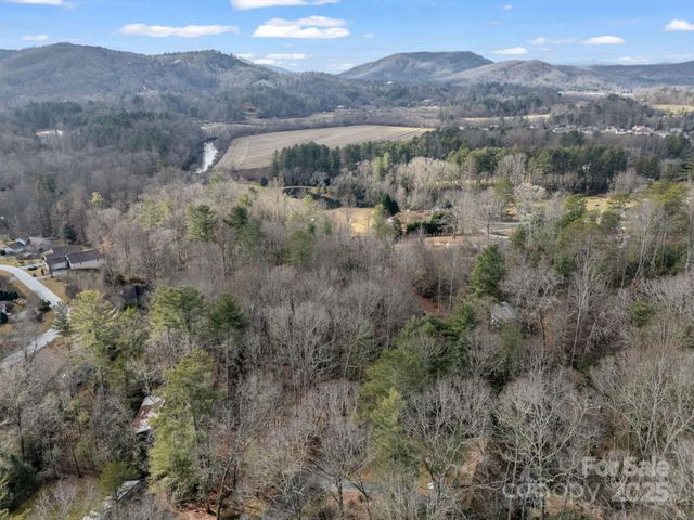 17 Maple Leaf Drive, Hendersonville, NC 28792