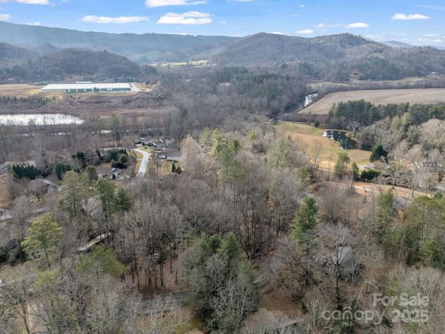 17 Maple Leaf Drive, Hendersonville, NC 28792