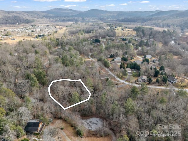 17 Maple Leaf Drive, Hendersonville, NC 28792