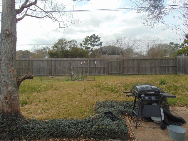 1809 Edinburg Avenue, League City, TX 77573