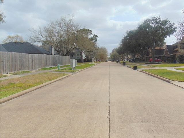 1809 Edinburg Avenue, League City, TX 77573