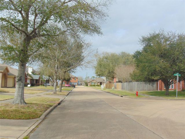 1809 Edinburg Avenue, League City, TX 77573