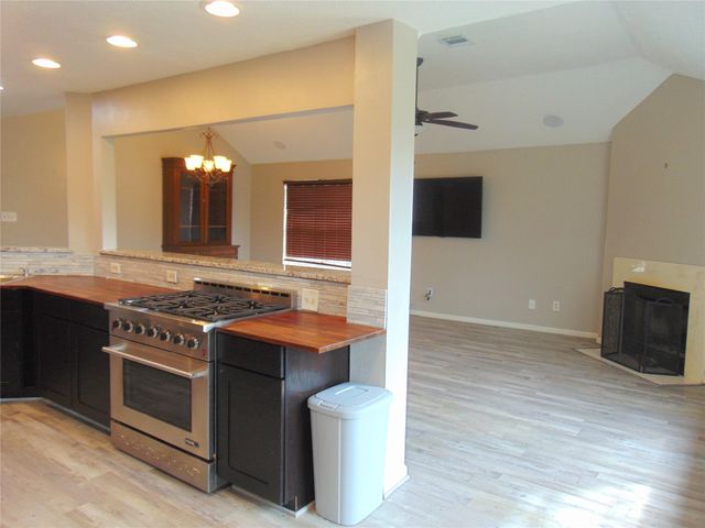 1809 Edinburg Avenue, League City, TX 77573