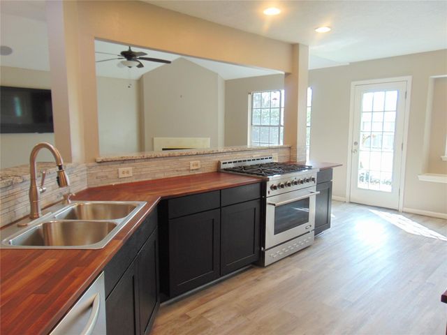 1809 Edinburg Avenue, League City, TX 77573