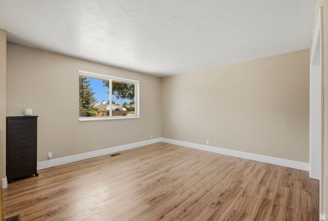 322 E ANNALYN DR, Sandy, UT 84070