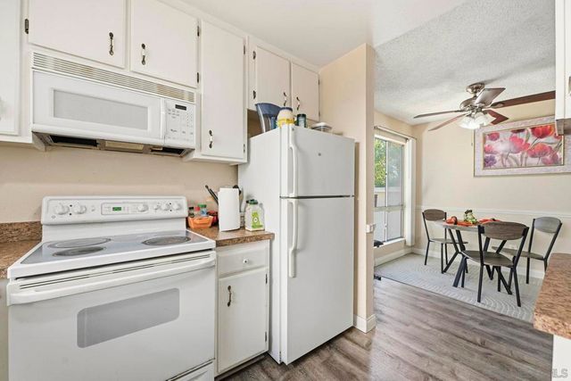 2566 White Oak Pl 6, Escondido, CA 92027