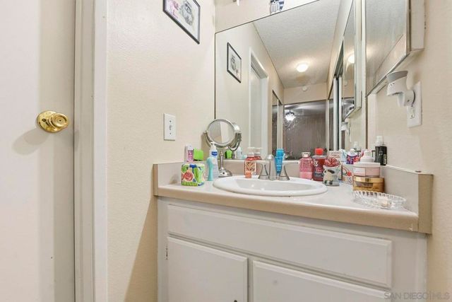 2566 White Oak Pl 6, Escondido, CA 92027