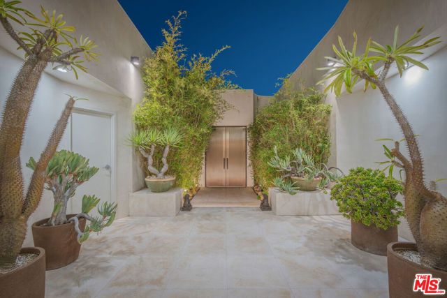 1821 Loma Vista Drive, Beverly Hills, CA 90210