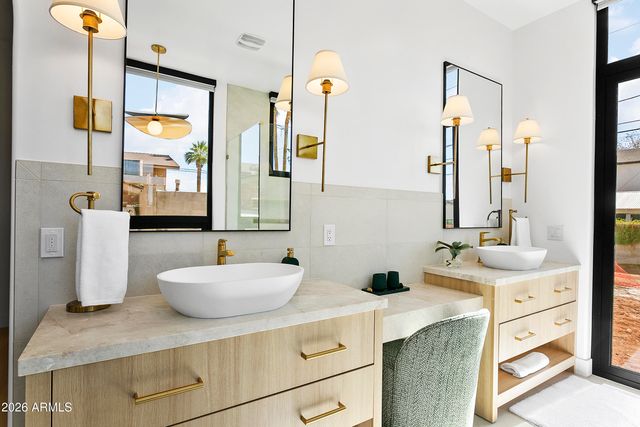 4207 E CAMPBELL Avenue, Phoenix, AZ 85018