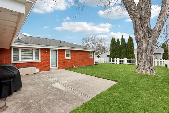 630 Pleasant DRIVE, Hartland, WI 53029