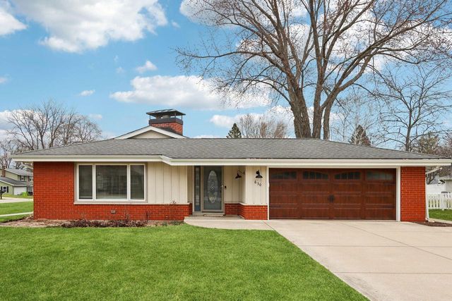 630 Pleasant DRIVE, Hartland, WI 53029