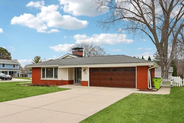 630 Pleasant DRIVE, Hartland, WI 53029