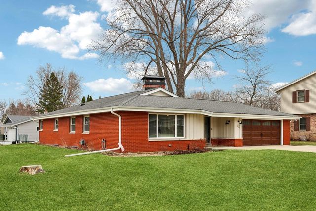 630 Pleasant DRIVE, Hartland, WI 53029