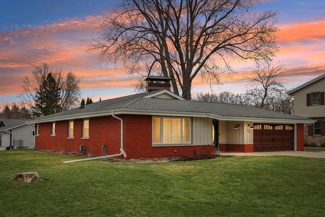 630 Pleasant DRIVE, Hartland, WI 53029