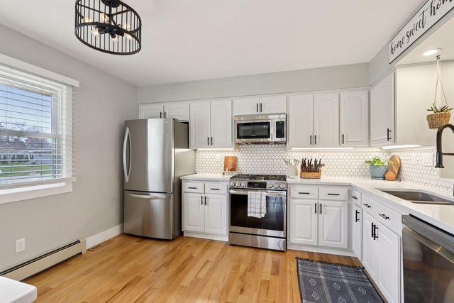 630 Pleasant DRIVE, Hartland, WI 53029