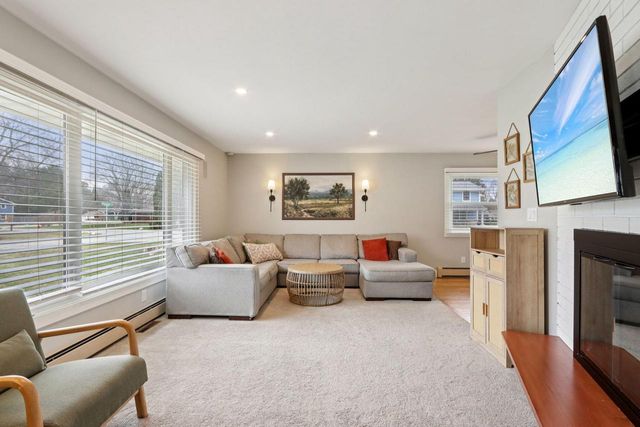 630 Pleasant DRIVE, Hartland, WI 53029