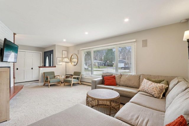 630 Pleasant DRIVE, Hartland, WI 53029