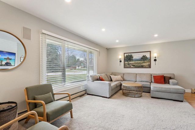 630 Pleasant DRIVE, Hartland, WI 53029