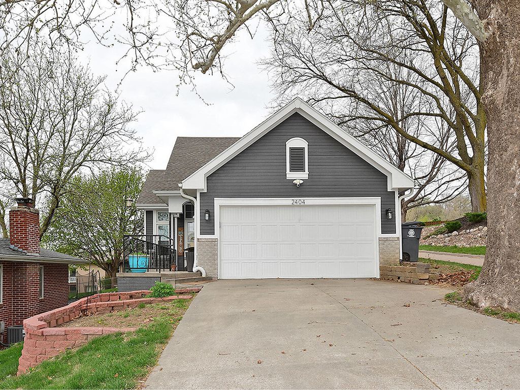 2404 LOCKWOOD PL. Place, Council Bluffs, IA 51503