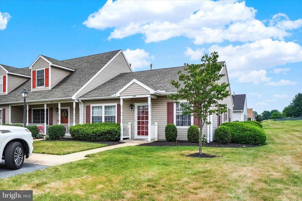 Image 3 of property listing at 1010 VILLAGE WAY #1010, York, PA 17404