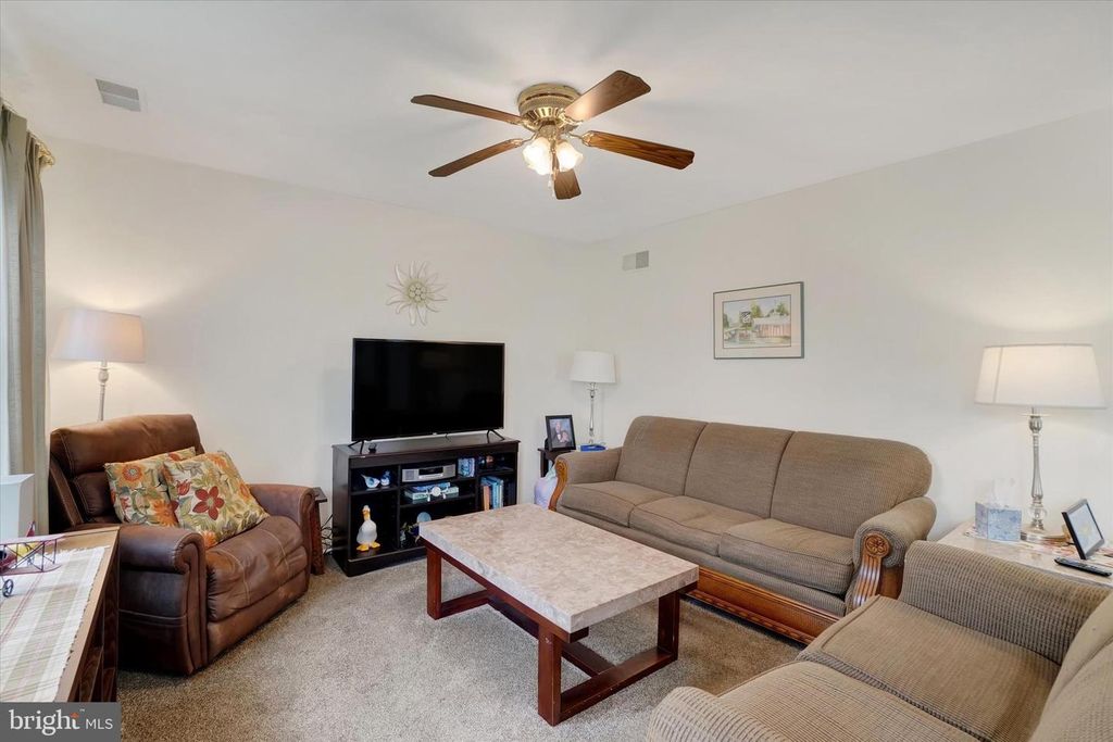 Image 5 of property listing at 1010 VILLAGE WAY #1010, York, PA 17404