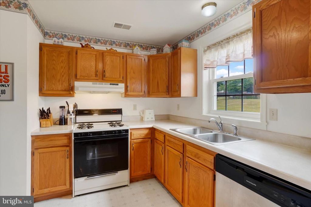 Image 8 of property listing at 1010 VILLAGE WAY #1010, York, PA 17404