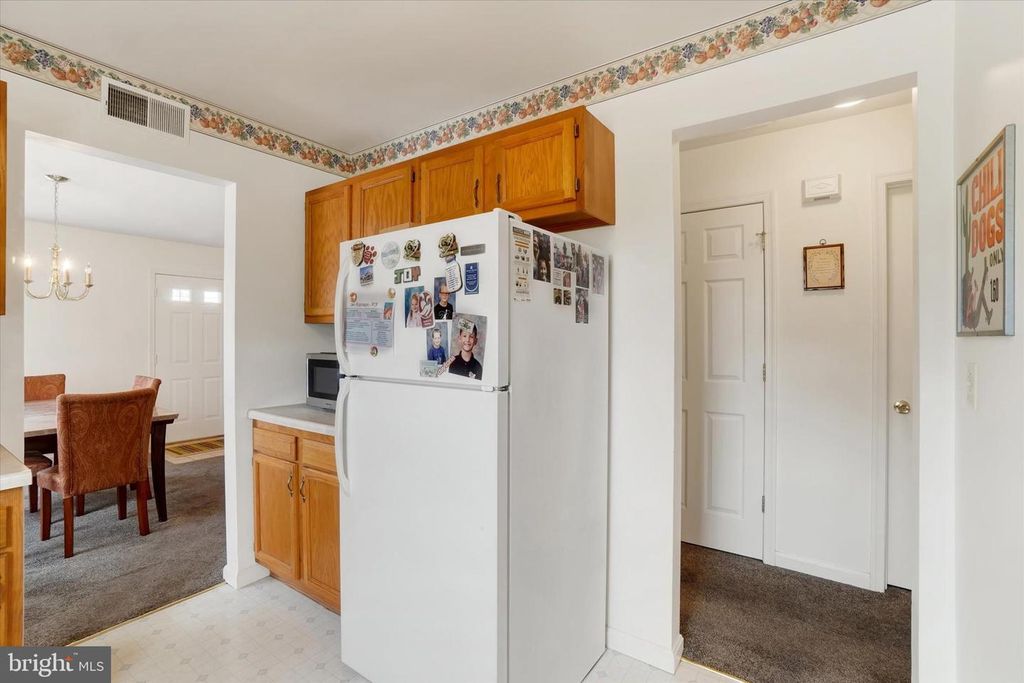 Image 9 of property listing at 1010 VILLAGE WAY #1010, York, PA 17404