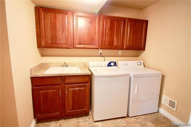 806 Red Run Drive, Troy, MI 48085