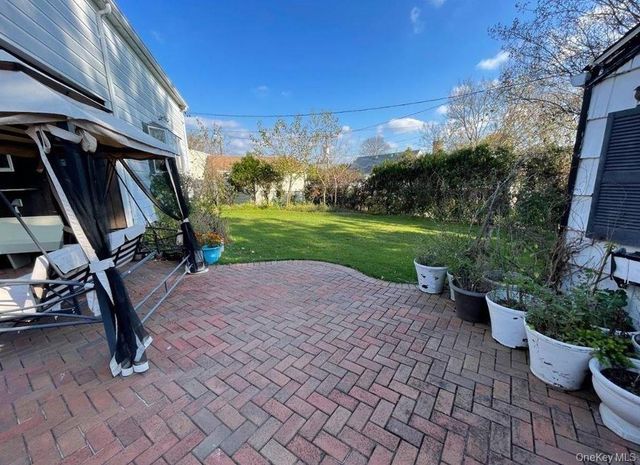 54 Camden Place, New Hyde Park, NY 11040