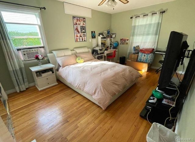 54 Camden Place, New Hyde Park, NY 11040