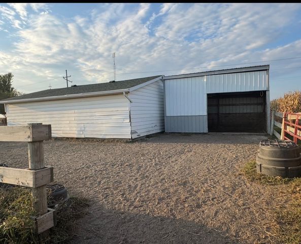 82 N 23rd Road, Peru, IL 61354