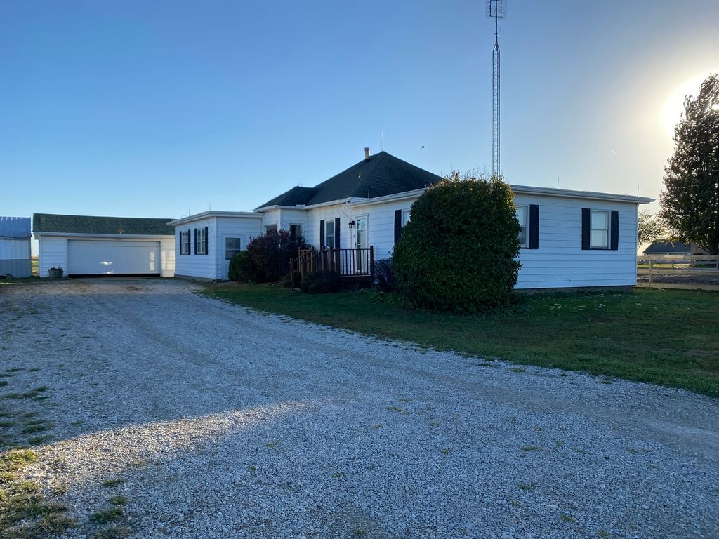 82 N 23rd Road, Peru, IL 61354