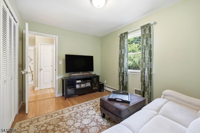 36 Calumet Ave, Oakland Boro, NJ 07436
