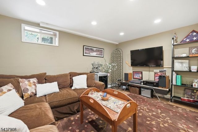 36 Calumet Ave, Oakland Boro, NJ 07436