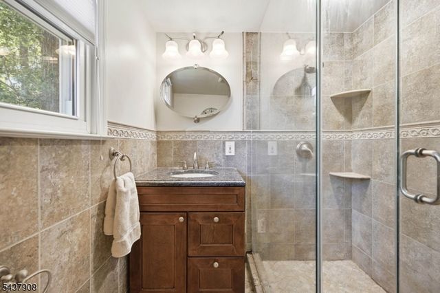 36 Calumet Ave, Oakland Boro, NJ 07436