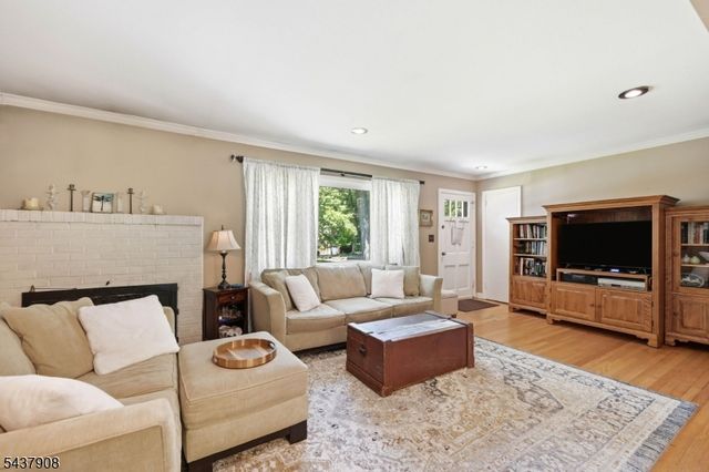 36 Calumet Ave, Oakland Boro, NJ 07436