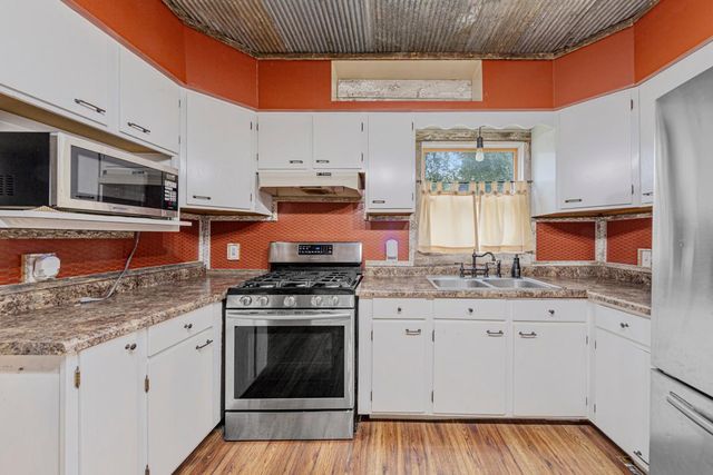 303 3rd Street N, Ellendale, MN 56026