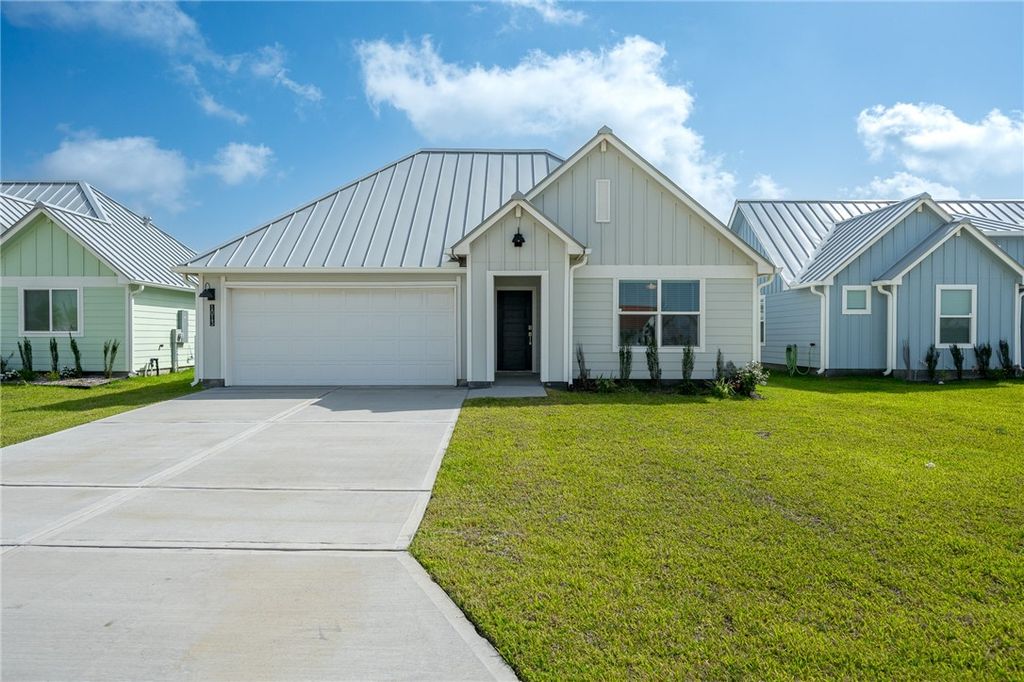 1013 Las Palmas Dr, Rockport, TX 78382