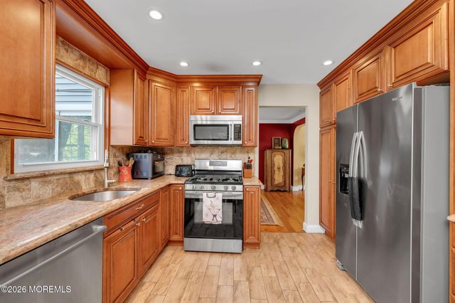 122 Hibernia Way, Freehold, NJ 07728