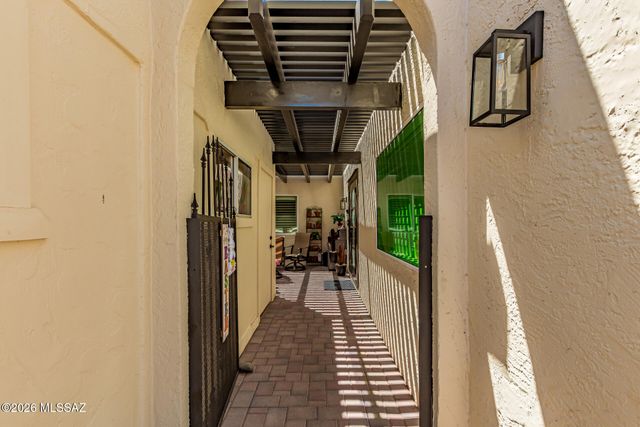 653 W Redondo Place, Green Valley, AZ 85614